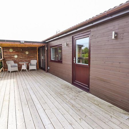 Meols Holiday Lodge Уиръл Екстериор снимка