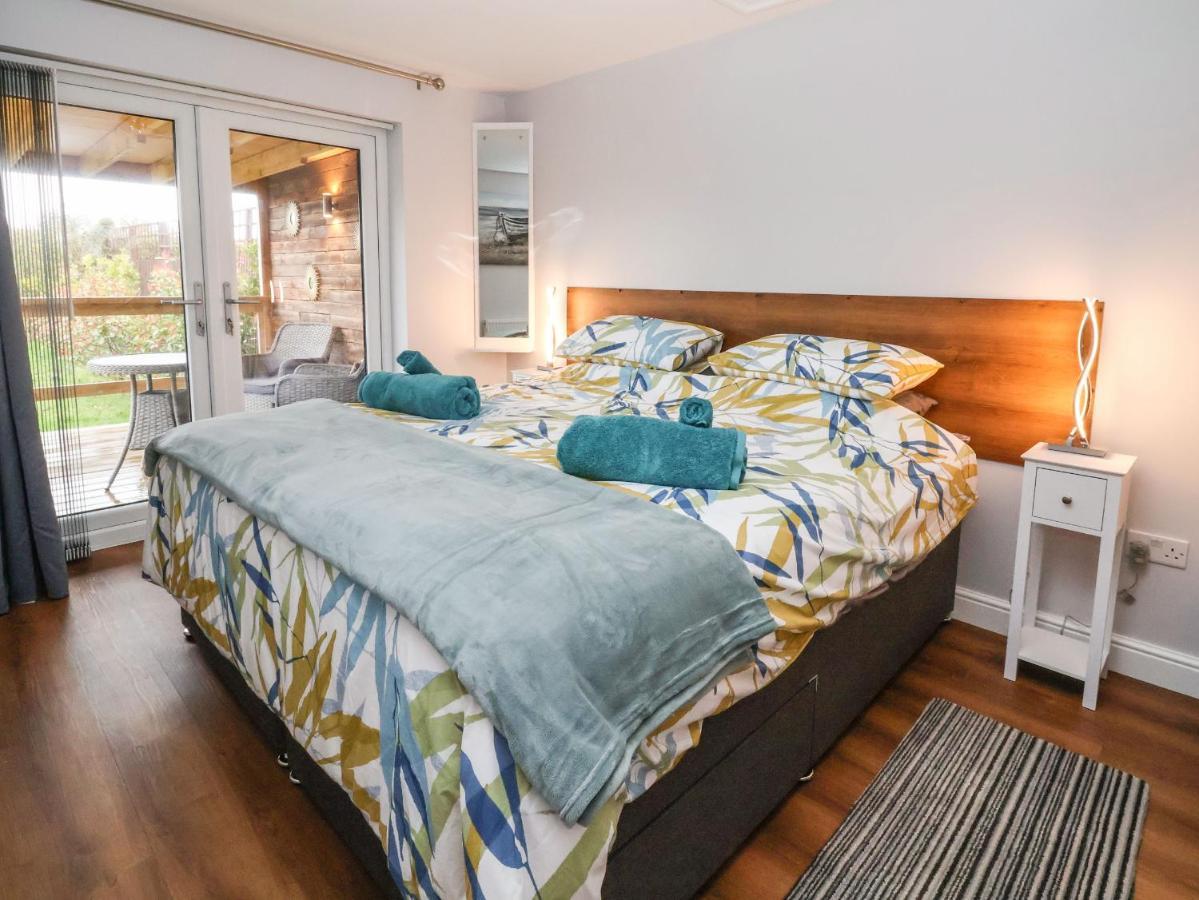 Meols Holiday Lodge Уиръл Екстериор снимка