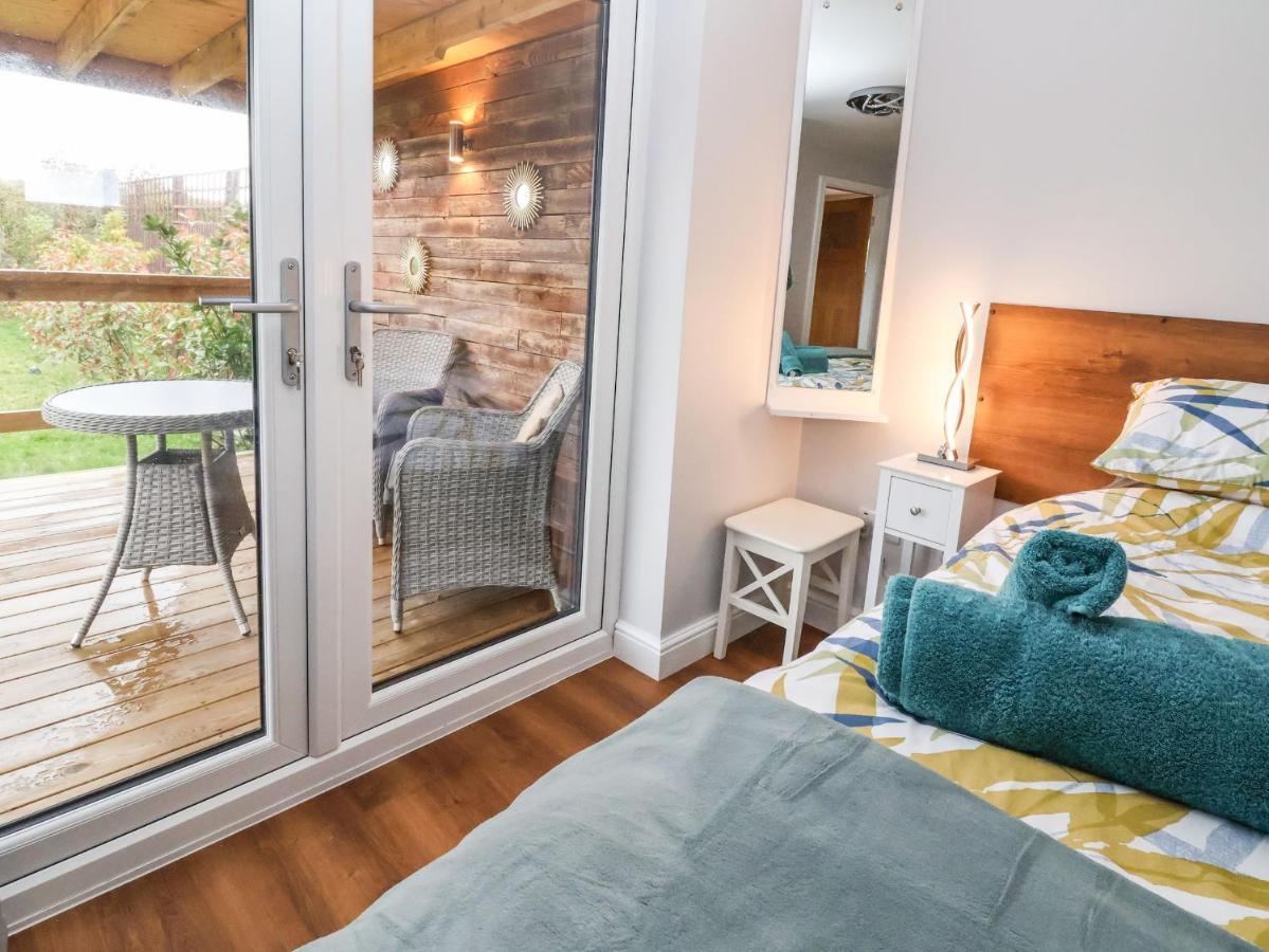 Meols Holiday Lodge Уиръл Екстериор снимка