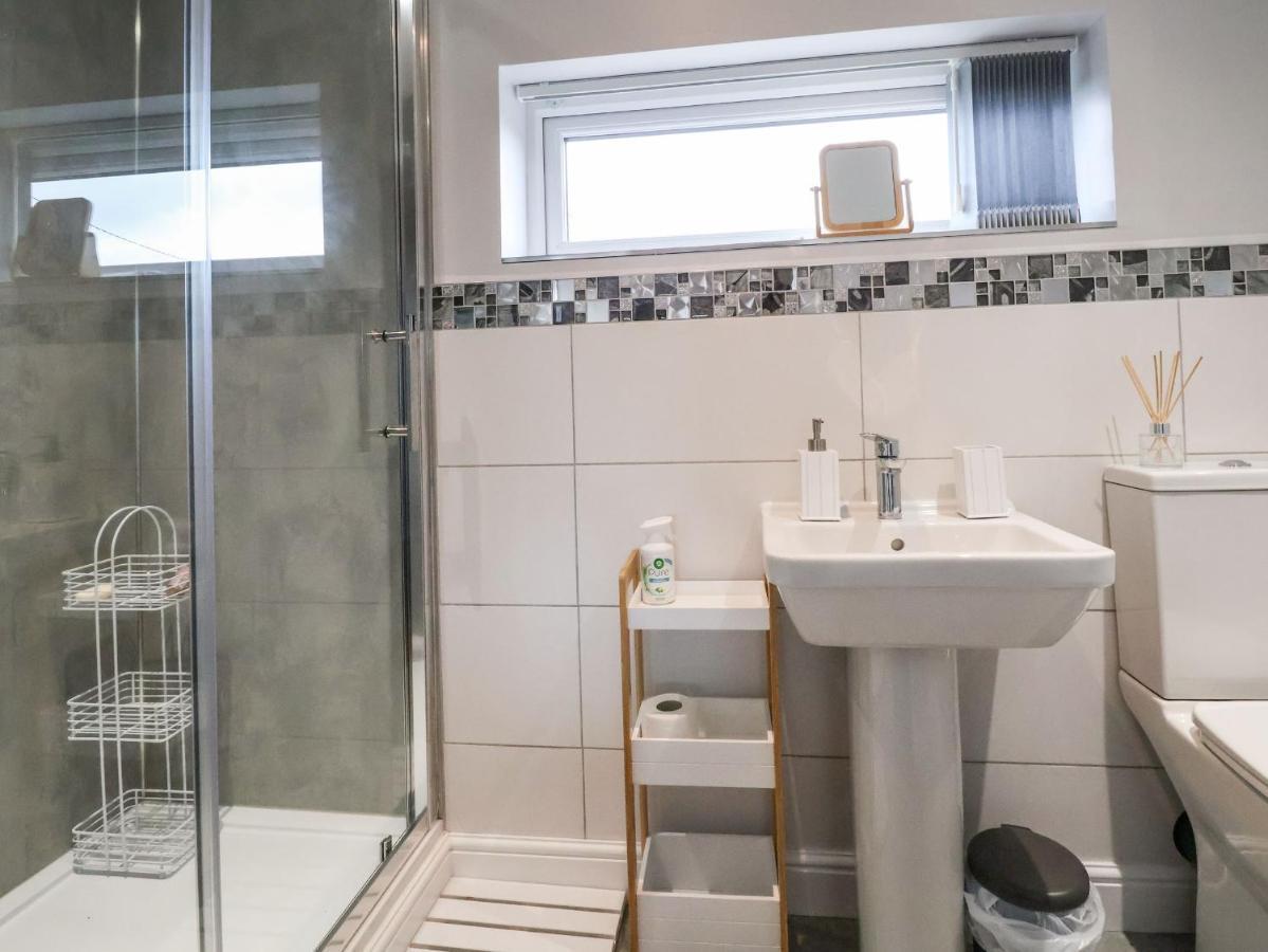 Meols Holiday Lodge Уиръл Екстериор снимка