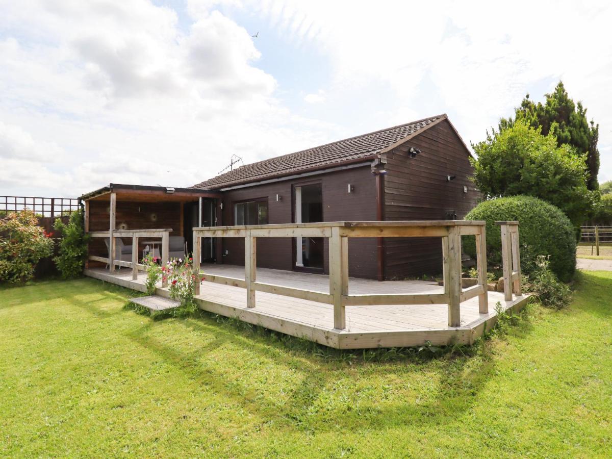 Meols Holiday Lodge Уиръл Екстериор снимка