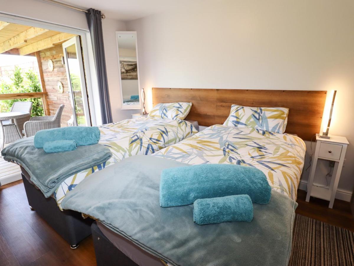 Meols Holiday Lodge Уиръл Екстериор снимка